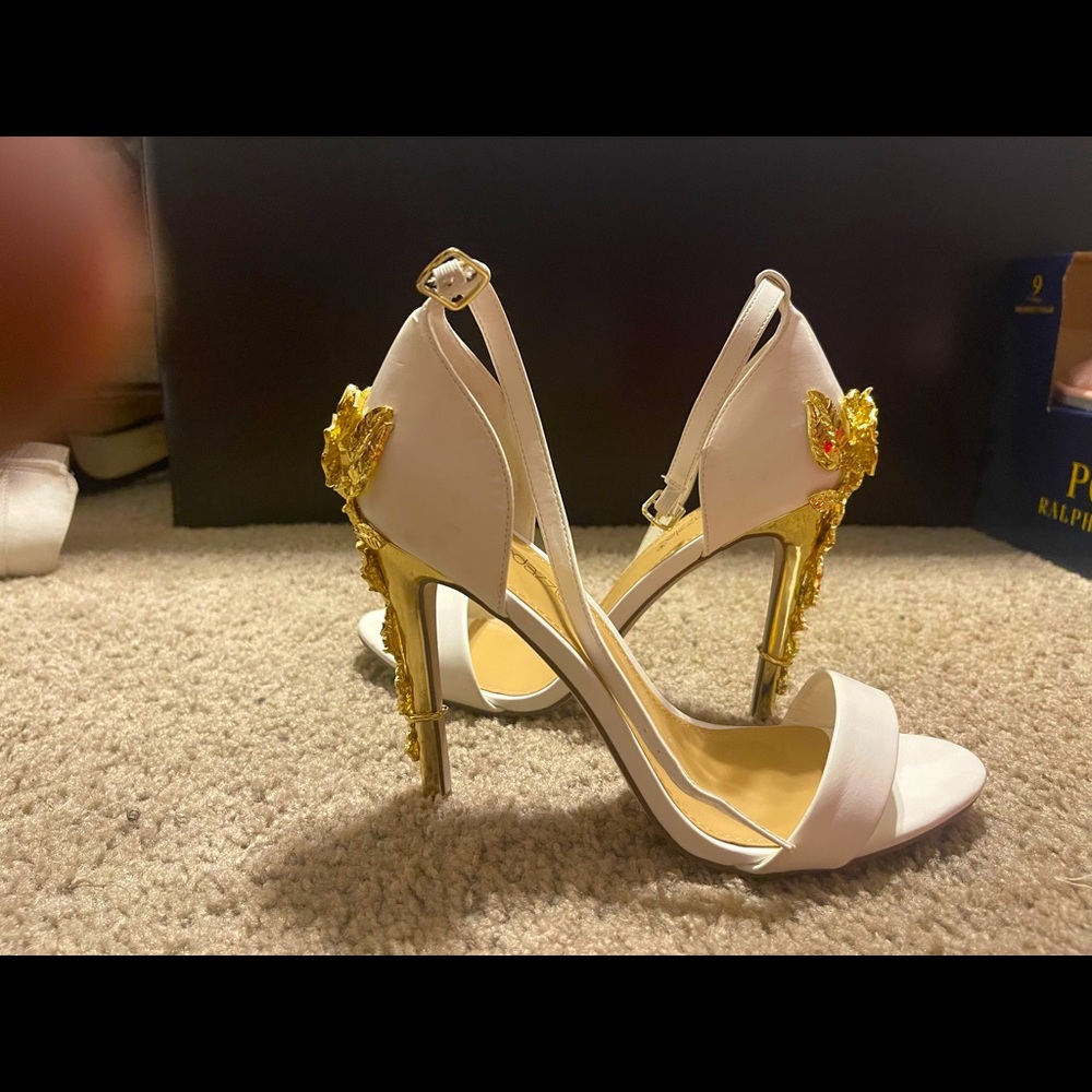 White heeled shoes w gold backed emblem